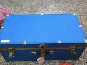 lot 66 image: Blue chest with lock and keys