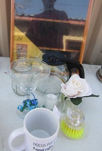 lot 81 image: SPOON Display case holds 24 - NEW,   Decor