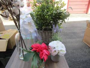 lot 89 image: Large lot of floral dcor