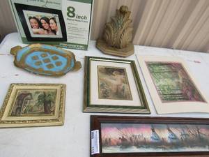 lot 112 image: 8 DIGITAL Photo frame plus Art