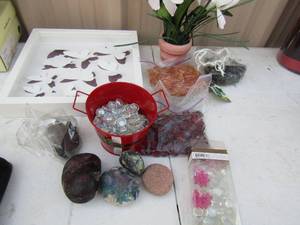 lot 121 image: Butterfly shadow box, assorted rocks and pebbles