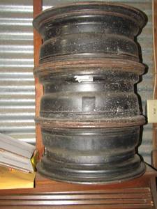 lot 7 image: 4 truck rims 8 lug