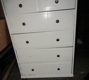 lot 9 image: White 5 drawer chest
