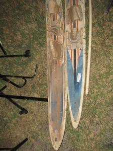 lot 12 image: Set of matching skis