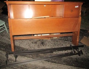 lot 15 image: MAPLE WOODEN HEAD BOARD Twin size  W METAL BEDFRAME