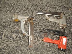 lot 16 image: 3 PMEUMATIC Staple guns