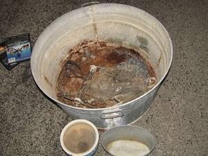 lot 20 image: GALVANIZED WASHTUB & 2 flower potsplanters