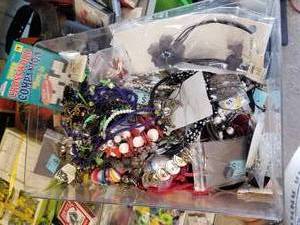 lot 7 image: Box of Jewelry