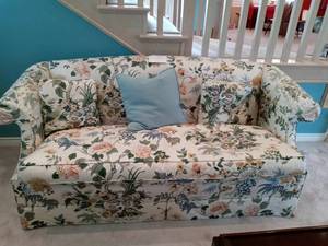 lot 213 image: Couch - very nice