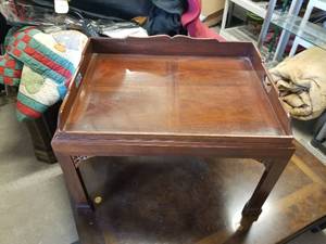 lot 106 image: Queen Ann style teacoffee table with removeable tray for a top