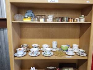 lot 21 image: Selection of tea cups and jewelry-pill boxes