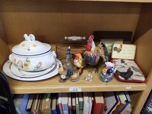lot 22 image: ChickenRooster themed decorations