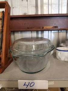 lot 40 image: Pyrex cookware with lids