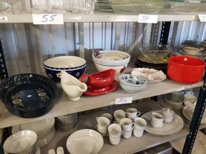 lot 56 image: Selection of dishware