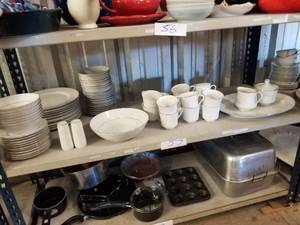 lot 57 image: Set of Crown Victoria fine china - Lovelace dishware