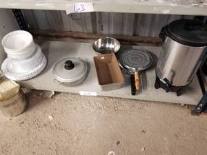 lot 64 image: Selection of kitchen items