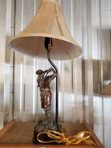 lot 82 image: Golf themed table lamp