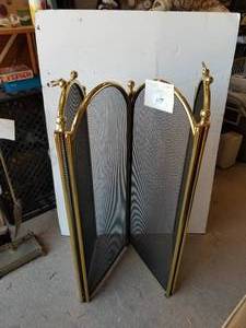 lot 117 image: Fireplace screen