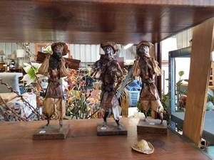 lot 123 image: Selection of Mexican folk art paper mache figures