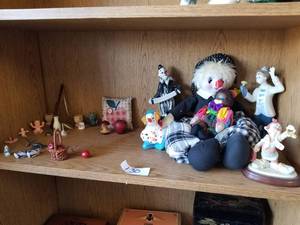 lot 130 image: Selection of clowns and miniature items