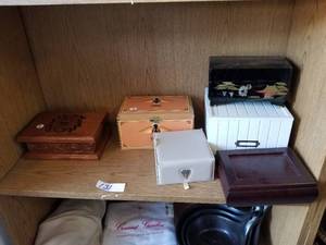 lot 131 image: Selection of hinged boxes