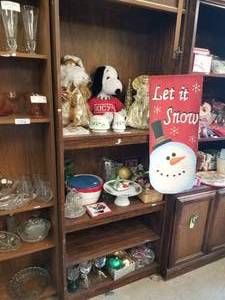 lot 159 image: Selection of Christmas decor.