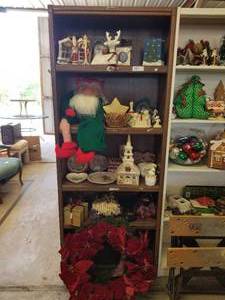 lot 191 image: Selection of Christmas items