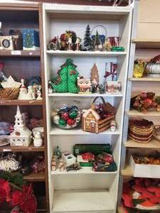 lot 192 image: Selection of Christmas items