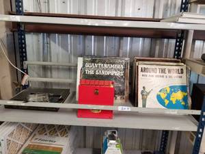 lot 204 image: Large selection of records