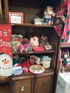 lot 160 image: Selection of Christmas decorations