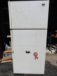 lot 10 image: Whirlpool fridge (needs cleaning) works but freezer does not freeze 65x28x29