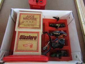 lot 9 image: Sizzlers Hot Wheel race case with 4 cars and racing system
