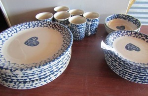 lot 26 image: Folk craft hearts by Tien Shang - 8 dinner plates, 8 saucers, 6 mugs and 2 bowls