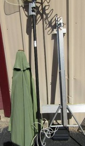 lot 39 image: Antenna EL-105UL 80 tall. Large green umbrella 53 tall, metal easel 70 tall
