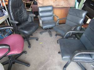 lot 65 image: Lot of 5 desk chairs (3 match)