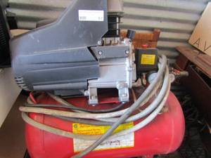 lot 87 image: Red air compressor 4 HP peak 10 gallon with hoses