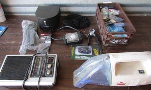 lot 101 image: Bissel spot lifter no cord, GE AM-FM radio, Brown basket sewing kit, Oral B tooth pics, battery  TIE MATIC