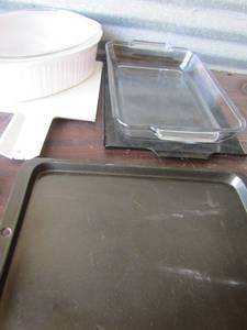 lot 117 image: Oven glove, cookie sheet covered casserole bake ware pizza grab
