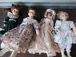 lot 125 image: 4 porcelain Show Stopper dolls with stands 12-14