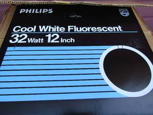 lot 174 image: Box of Phillip cool white Florescent 32 watt bulbs 12