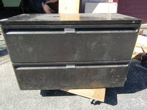 lot 180 image: Heavy 2 drawer black file cabinet 26x41x20