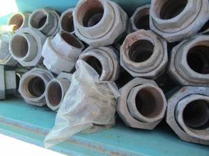 lot 195 image: Blue tub of 2 union pipe fittings qty.20 plus