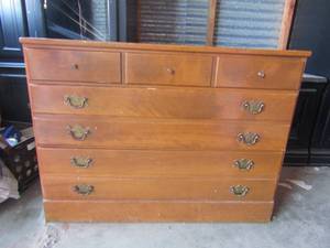 lot 260 image: 3 drawer Fiban Allen solid maple and Birch chest Great condition 30x40x19