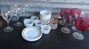 lot 261 image: 4 Correll green rim saucers, 4 glass wine glasses, 5 red margarita glasses, 4 dip sauce bowls