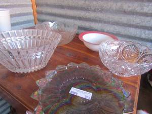 lot 263 image: Assorted glass bowls and 10 rainbow platter
