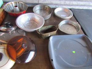 lot 265 image: Lot- Pan lids, baking dishes, Bundt pan and more