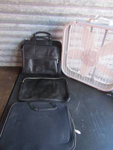 lot 285 image: 3 laptop bags and lasco box fan
