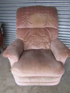 lot 304 image: Peach color lazy boy recliner
