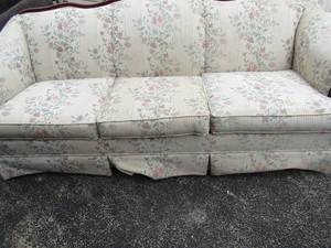 lot 300 image: Broyhill Floral sofa 7x34x34