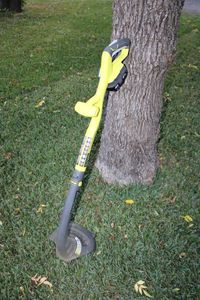 lot 8 image: Ryobi Easy Edge Weed Trimmer